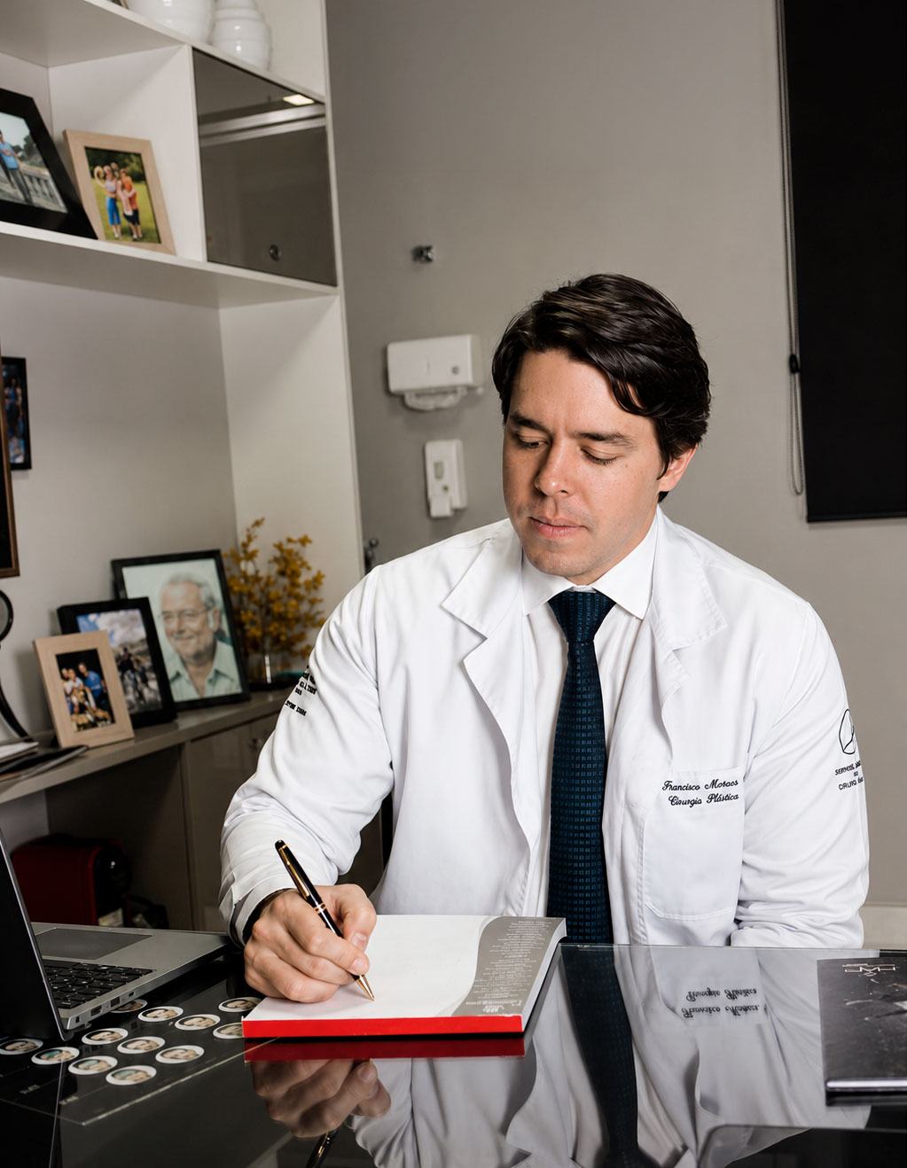 Dr. Mateus Souto em seu consultório